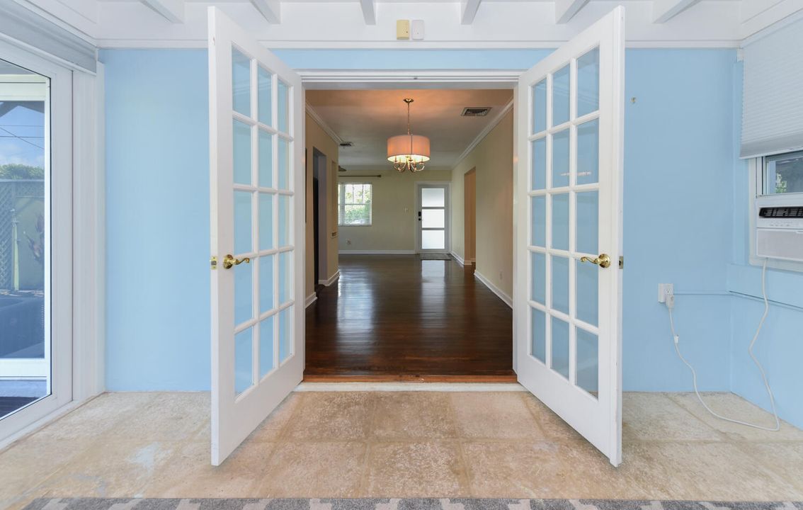 Active With Contract: $924,900 (3 beds, 2 baths, 1219 Square Feet)