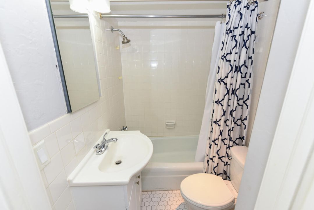 Active With Contract: $924,900 (3 beds, 2 baths, 1219 Square Feet)