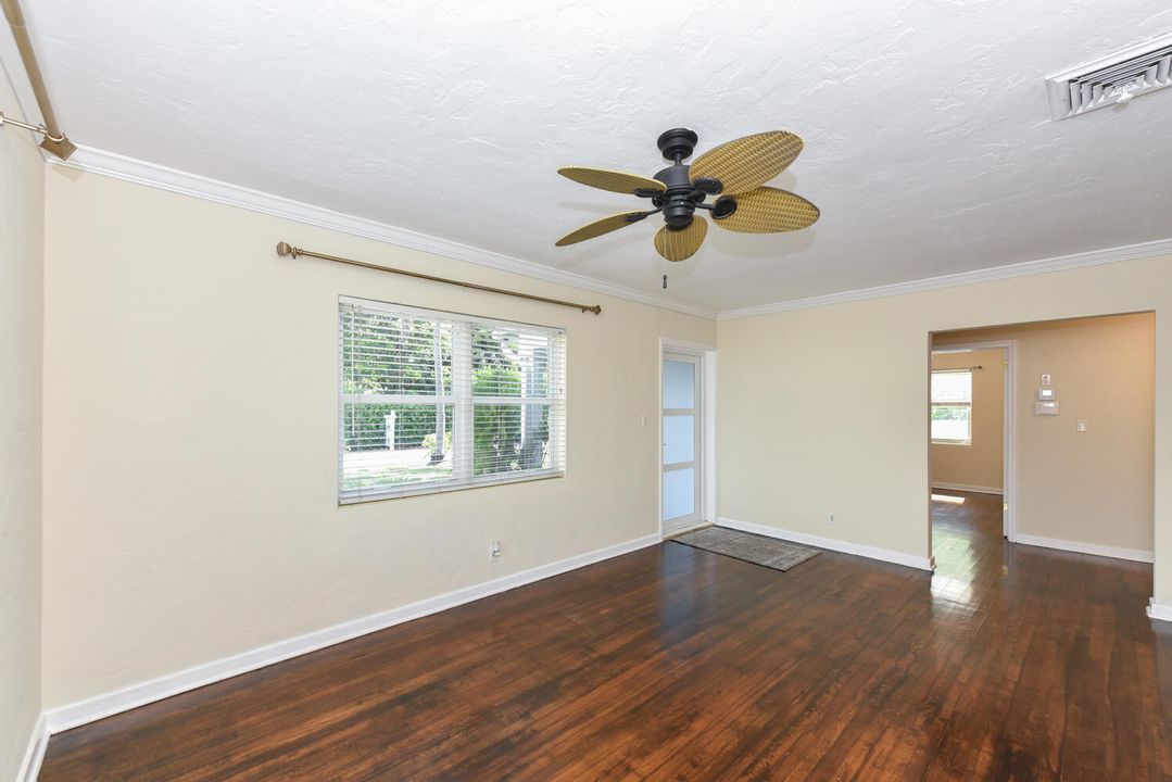 Active With Contract: $924,900 (3 beds, 2 baths, 1219 Square Feet)