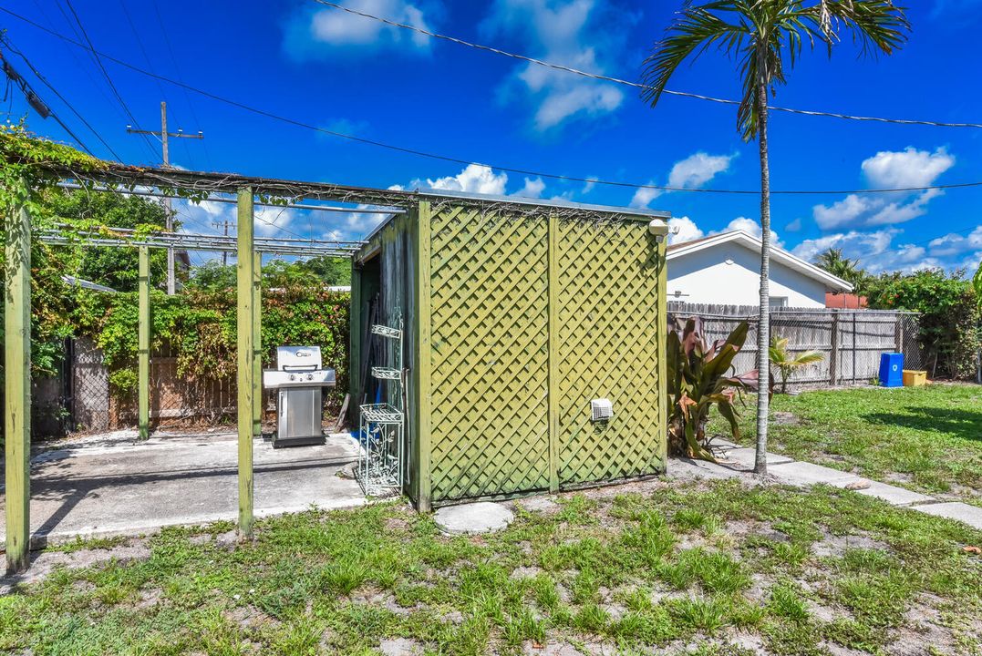 Active With Contract: $924,900 (3 beds, 2 baths, 1219 Square Feet)