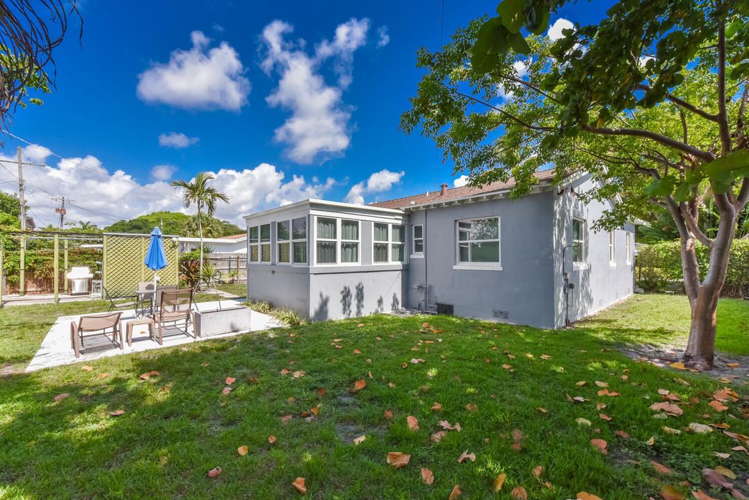 Active With Contract: $924,900 (3 beds, 2 baths, 1219 Square Feet)