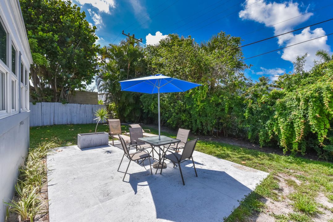 Active With Contract: $924,900 (3 beds, 2 baths, 1219 Square Feet)