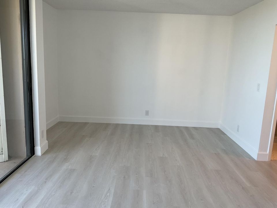 For Rent: $2,200 (2 beds, 2 baths, 1294 Square Feet)