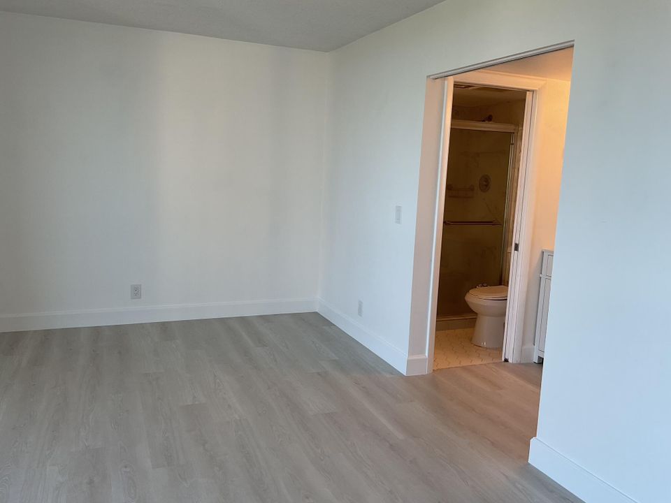 For Rent: $2,200 (2 beds, 2 baths, 1294 Square Feet)