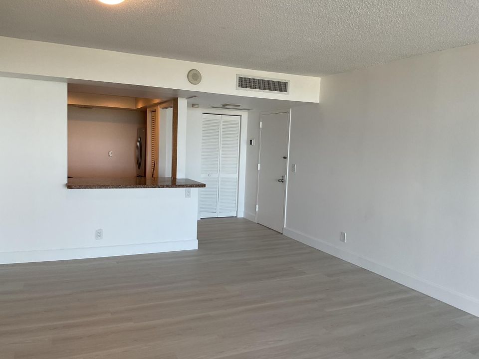 For Rent: $2,200 (2 beds, 2 baths, 1294 Square Feet)