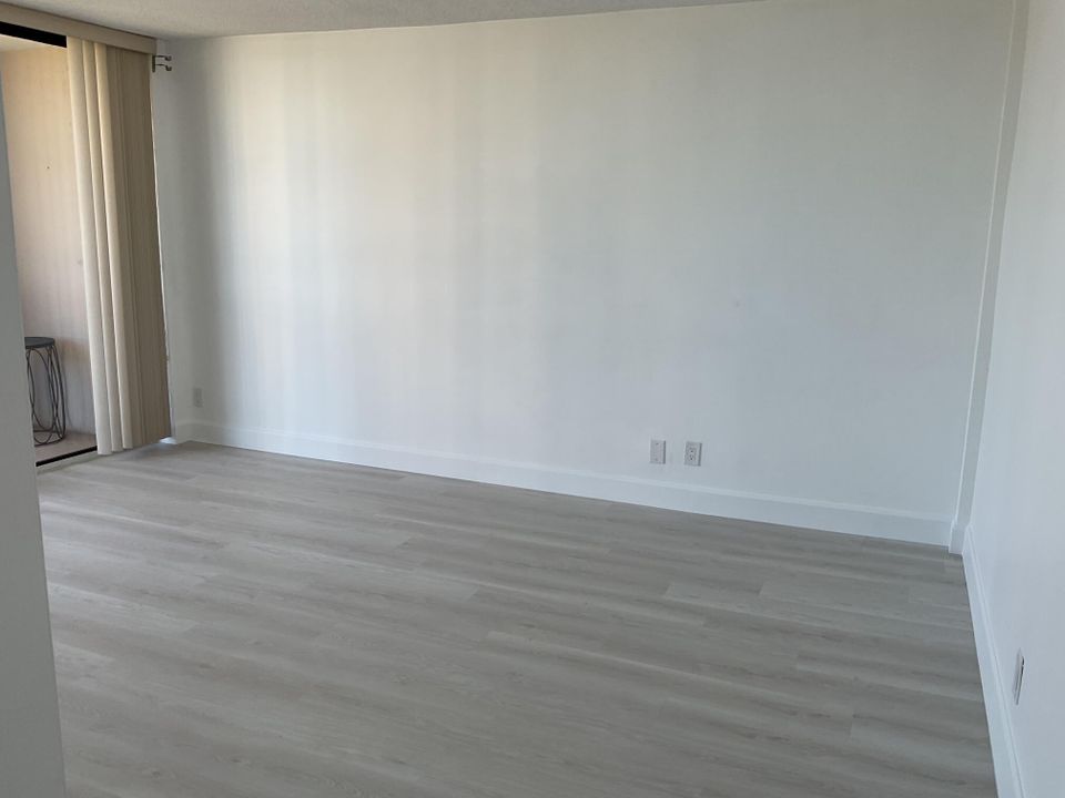 For Rent: $2,200 (2 beds, 2 baths, 1294 Square Feet)