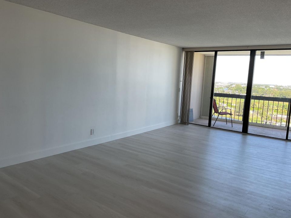 For Rent: $2,200 (2 beds, 2 baths, 1294 Square Feet)