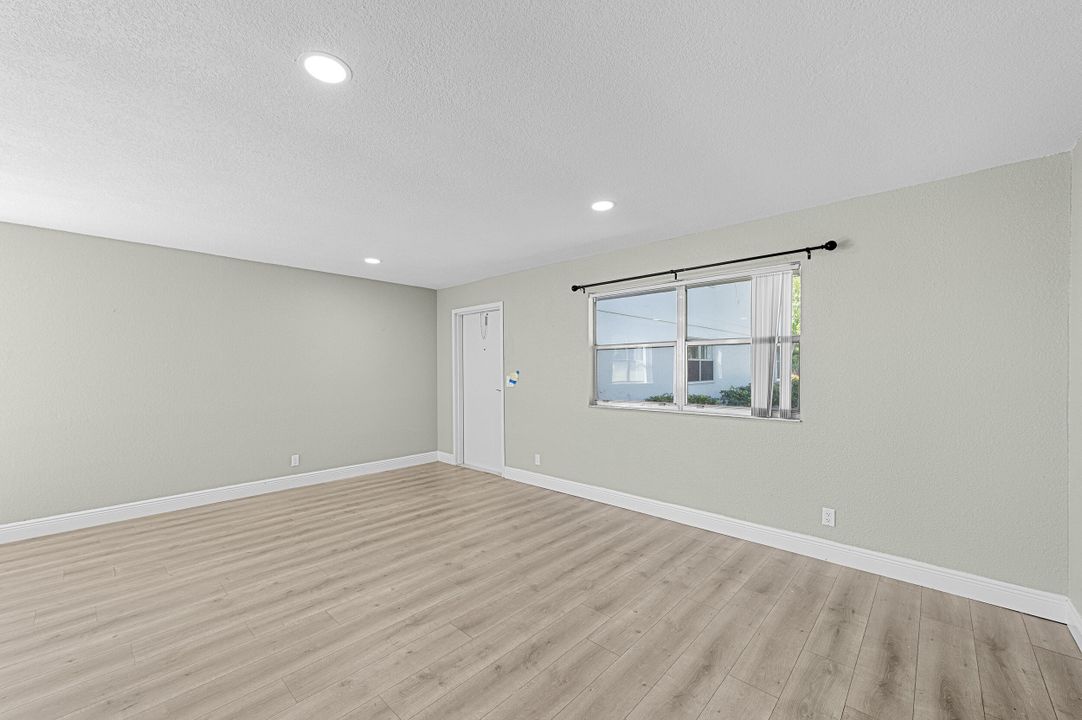 For Sale: $109,900 (1 beds, 1 baths, 720 Square Feet)