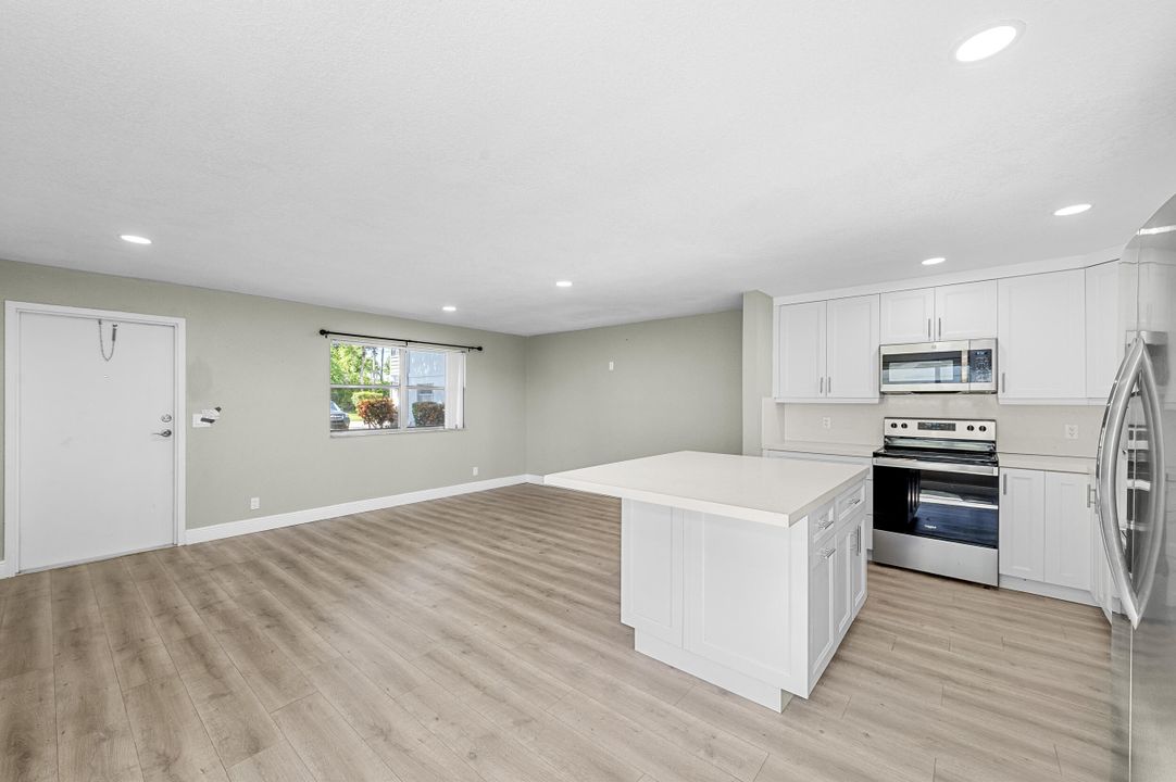 For Sale: $109,900 (1 beds, 1 baths, 720 Square Feet)