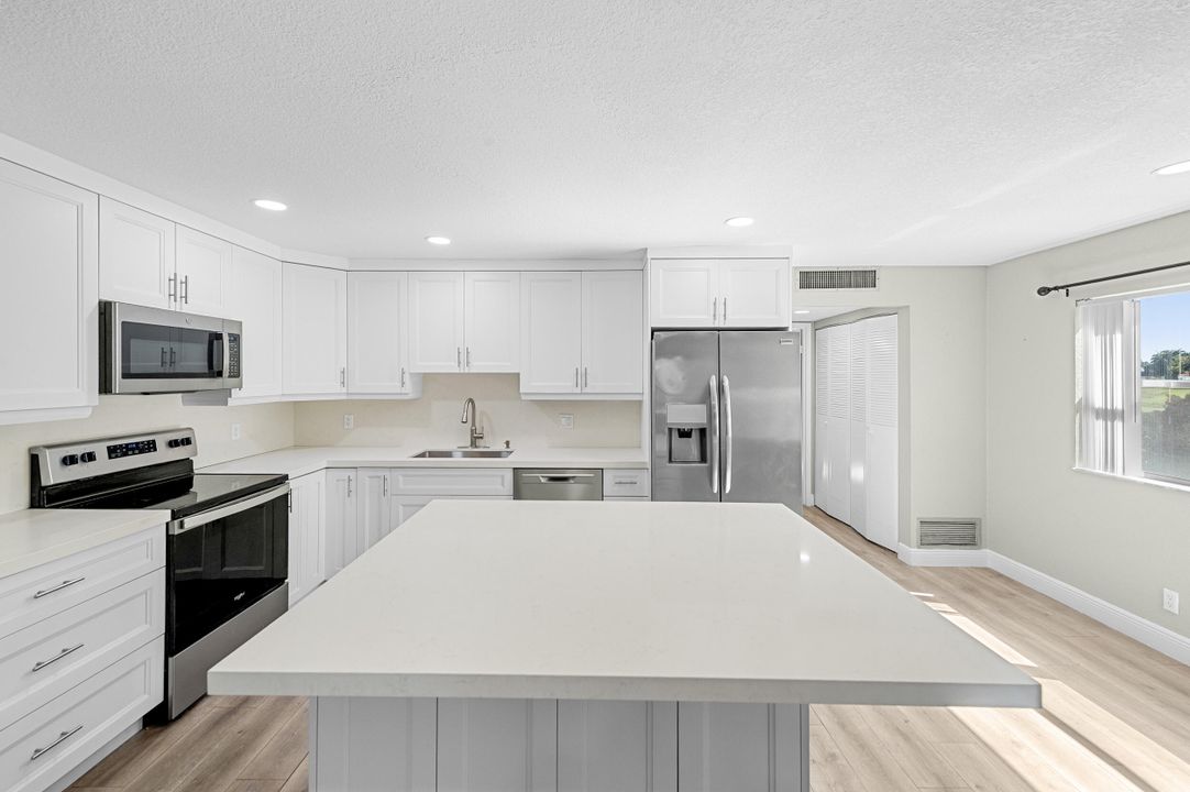 For Sale: $109,900 (1 beds, 1 baths, 720 Square Feet)