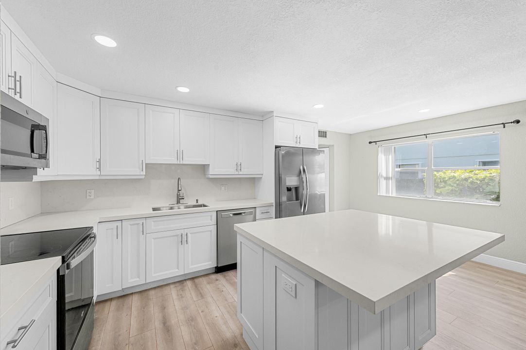 For Sale: $109,900 (1 beds, 1 baths, 720 Square Feet)