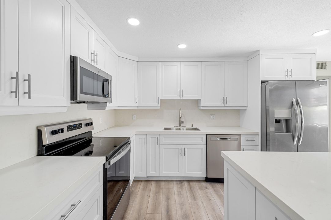 For Sale: $109,900 (1 beds, 1 baths, 720 Square Feet)