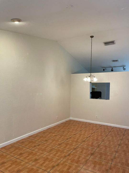 For Rent: $2,000 (2 beds, 2 baths, 960 Square Feet)