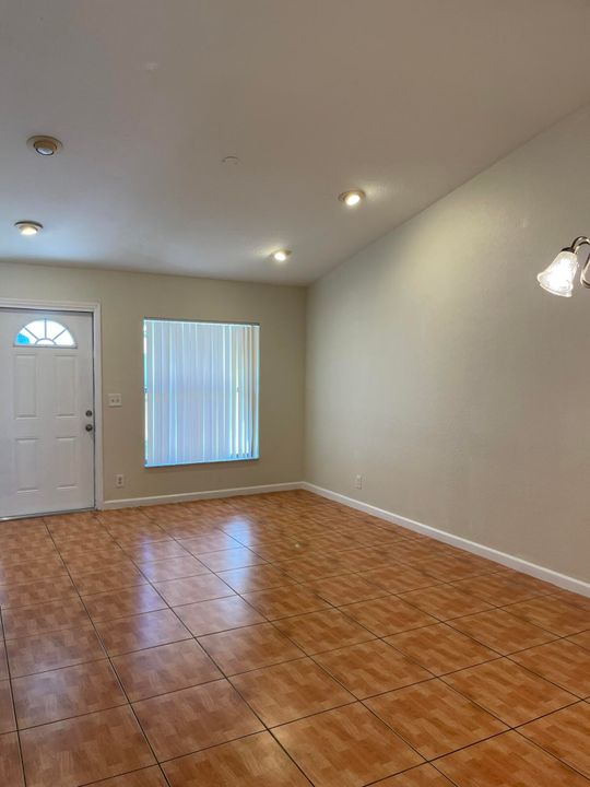 For Rent: $2,000 (2 beds, 2 baths, 960 Square Feet)