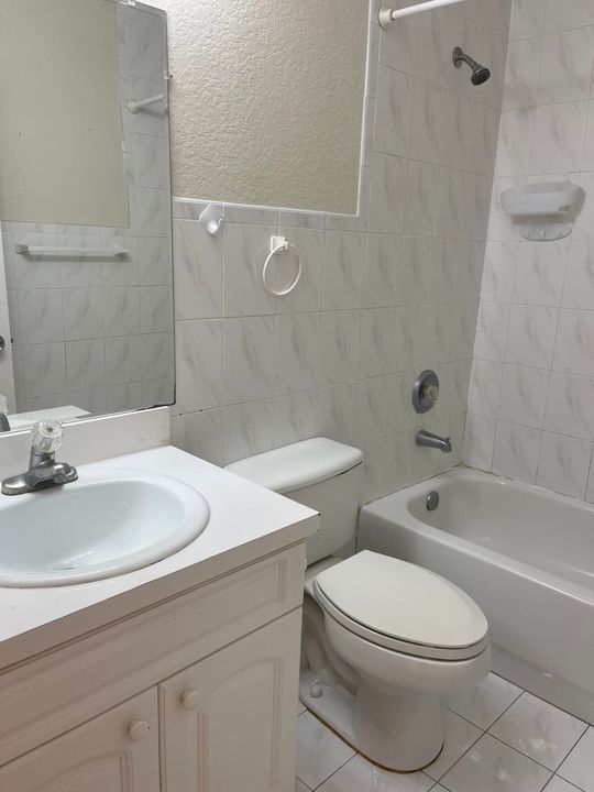 For Rent: $2,000 (2 beds, 2 baths, 960 Square Feet)