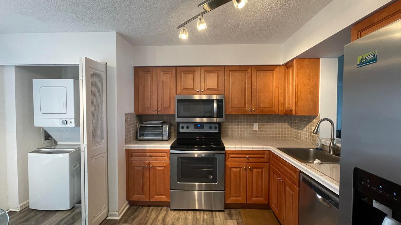 For Rent: $2,000 (2 beds, 2 baths, 1060 Square Feet)