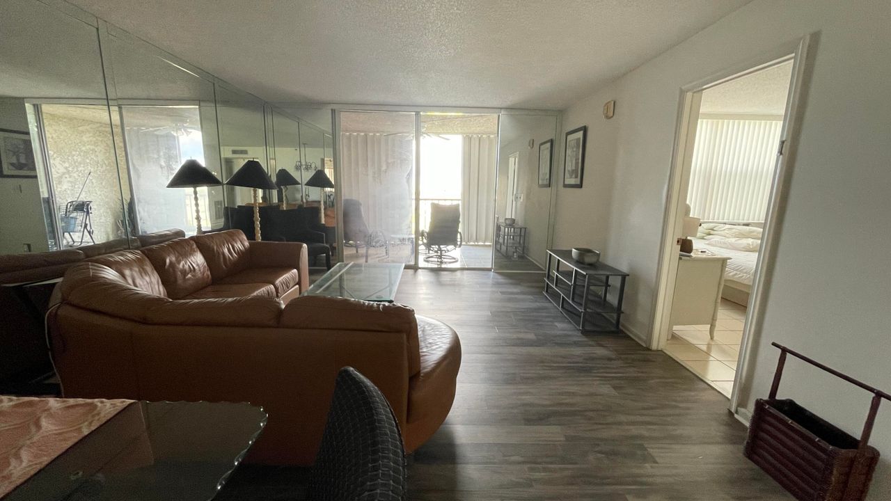 For Rent: $2,000 (2 beds, 2 baths, 1060 Square Feet)
