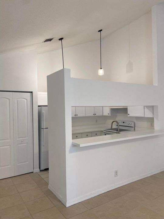 Active With Contract: $2,400 (3 beds, 2 baths, 1217 Square Feet)
