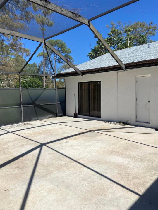 Active With Contract: $2,400 (3 beds, 2 baths, 1217 Square Feet)