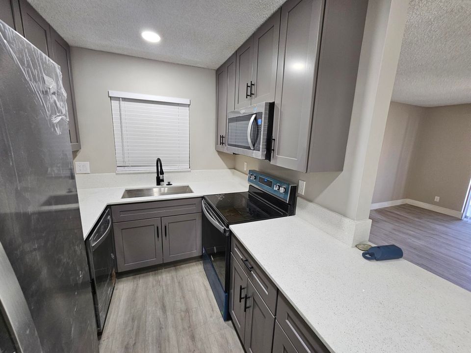 For Rent: $2,200 (2 beds, 2 baths, 978 Square Feet)