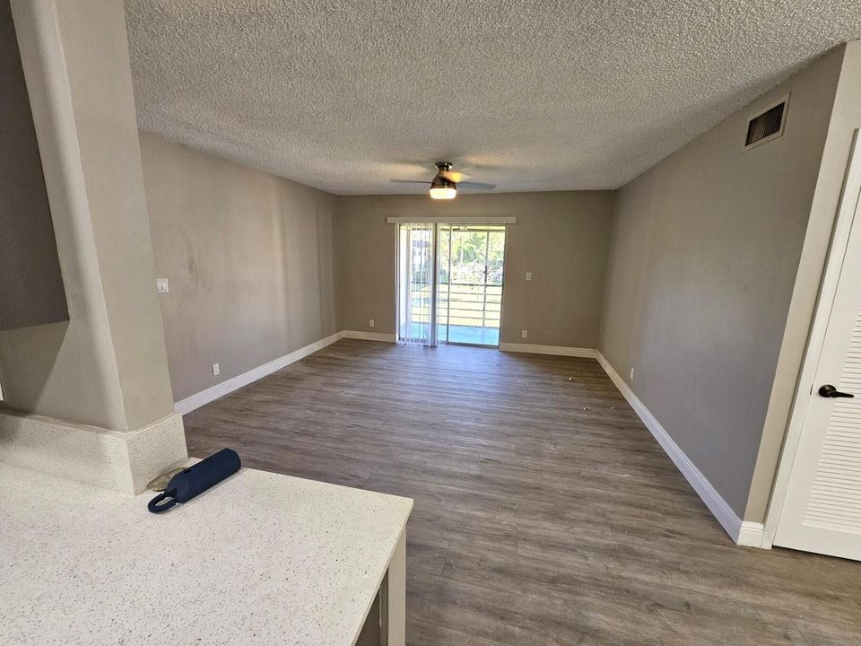 For Rent: $2,200 (2 beds, 2 baths, 978 Square Feet)