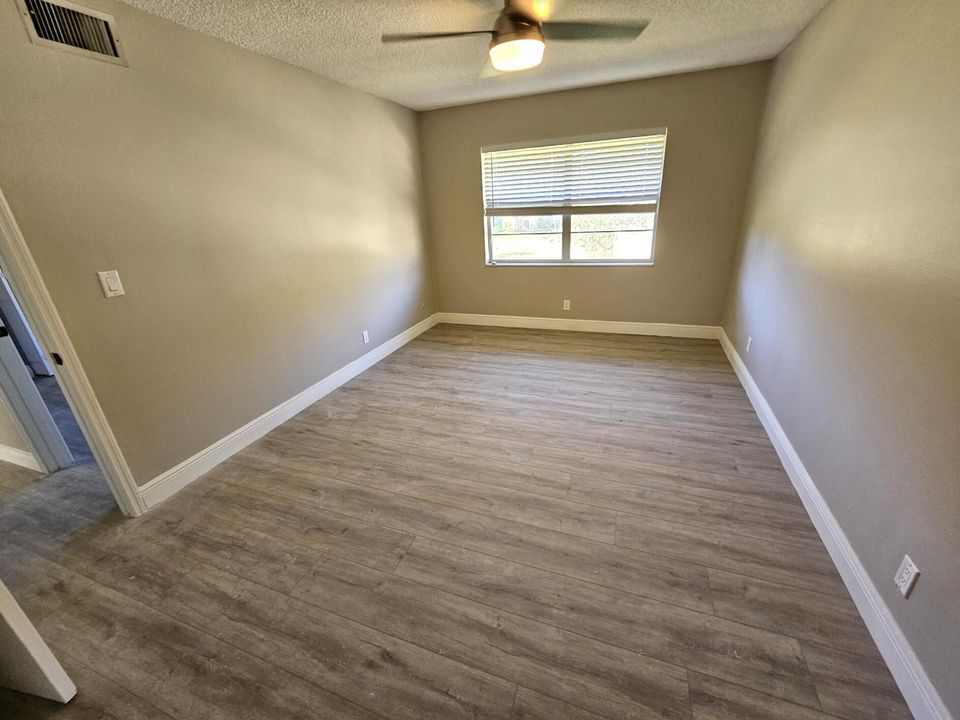 For Rent: $2,200 (2 beds, 2 baths, 978 Square Feet)