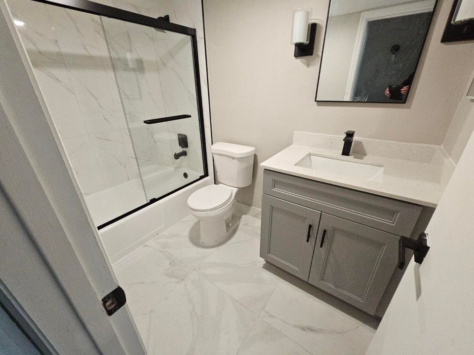 For Rent: $2,200 (2 beds, 2 baths, 978 Square Feet)