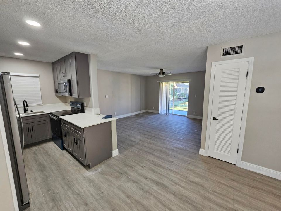 For Rent: $2,200 (2 beds, 2 baths, 978 Square Feet)