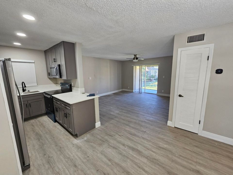 For Rent: $2,200 (2 beds, 2 baths, 978 Square Feet)