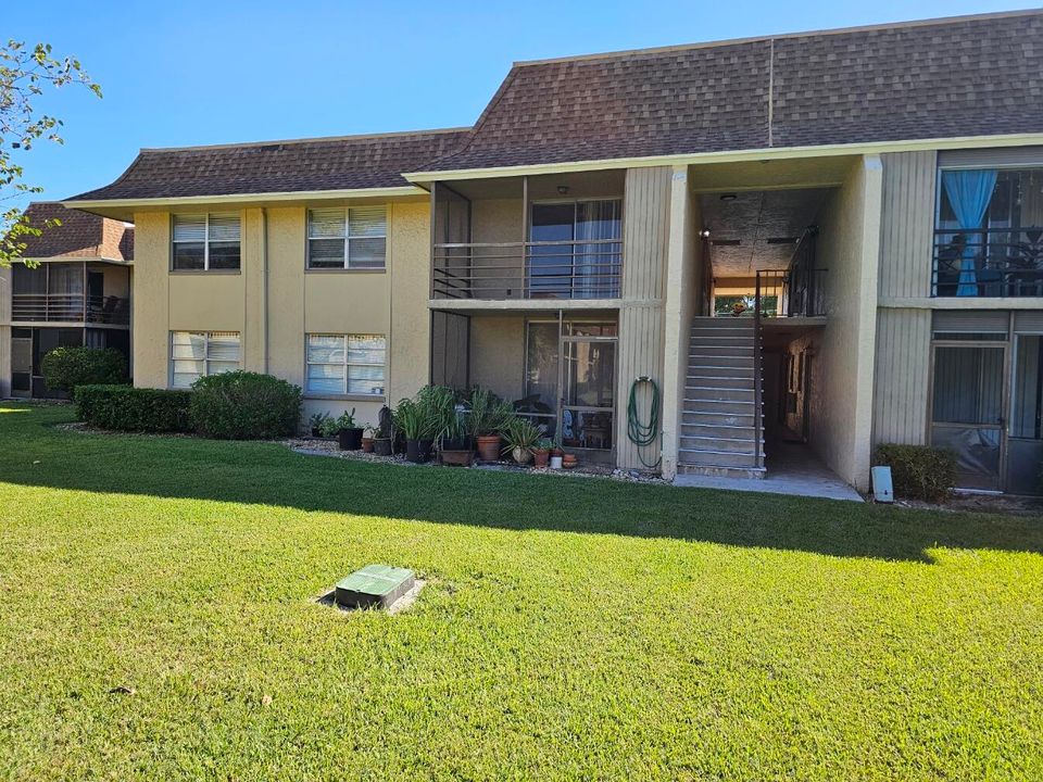 For Rent: $2,200 (2 beds, 2 baths, 978 Square Feet)