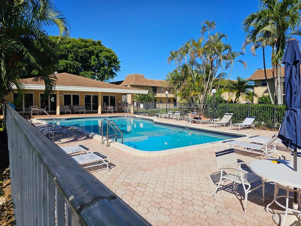 For Rent: $2,200 (2 beds, 2 baths, 978 Square Feet)