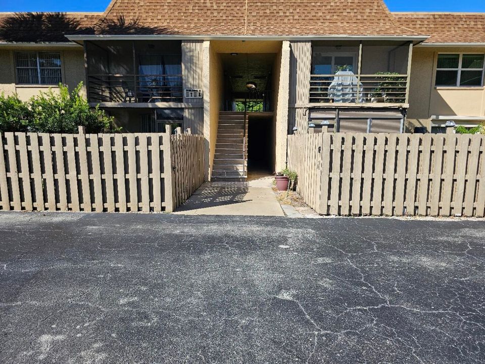 For Rent: $2,200 (2 beds, 2 baths, 978 Square Feet)