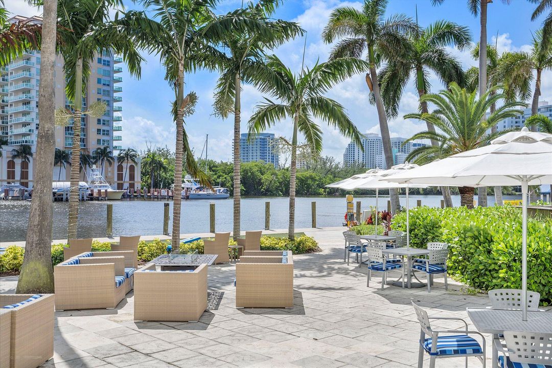 For Sale: $320,000 (2 beds, 2 baths, 836 Square Feet)