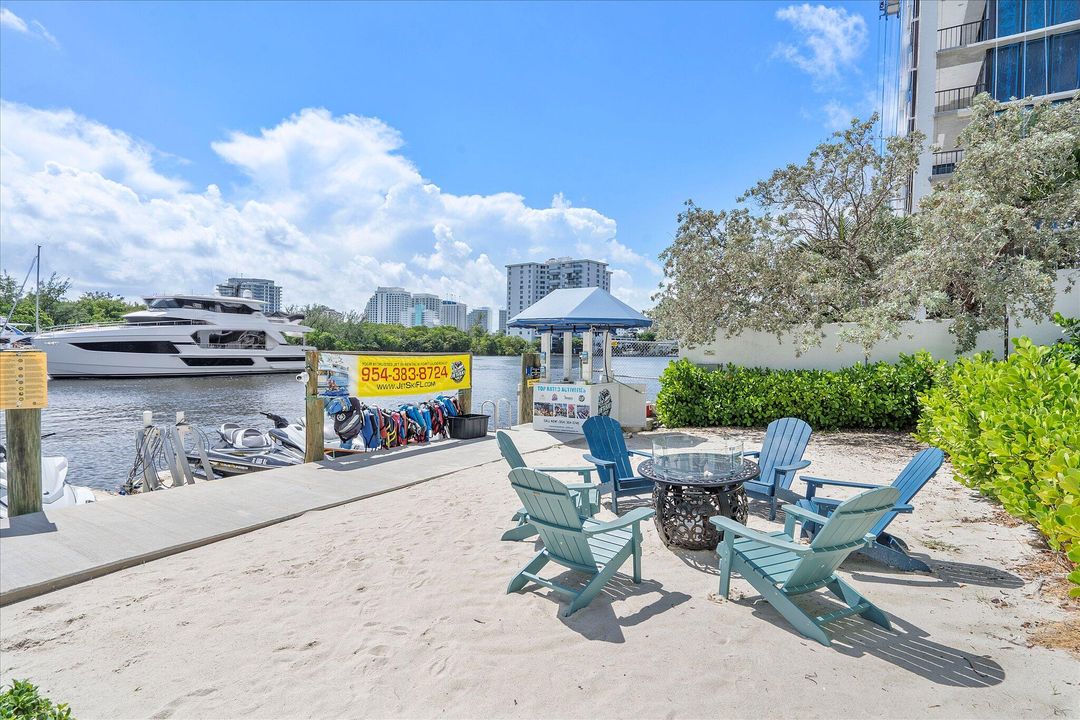 For Sale: $320,000 (2 beds, 2 baths, 836 Square Feet)