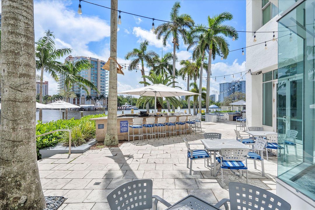 For Sale: $320,000 (2 beds, 2 baths, 836 Square Feet)