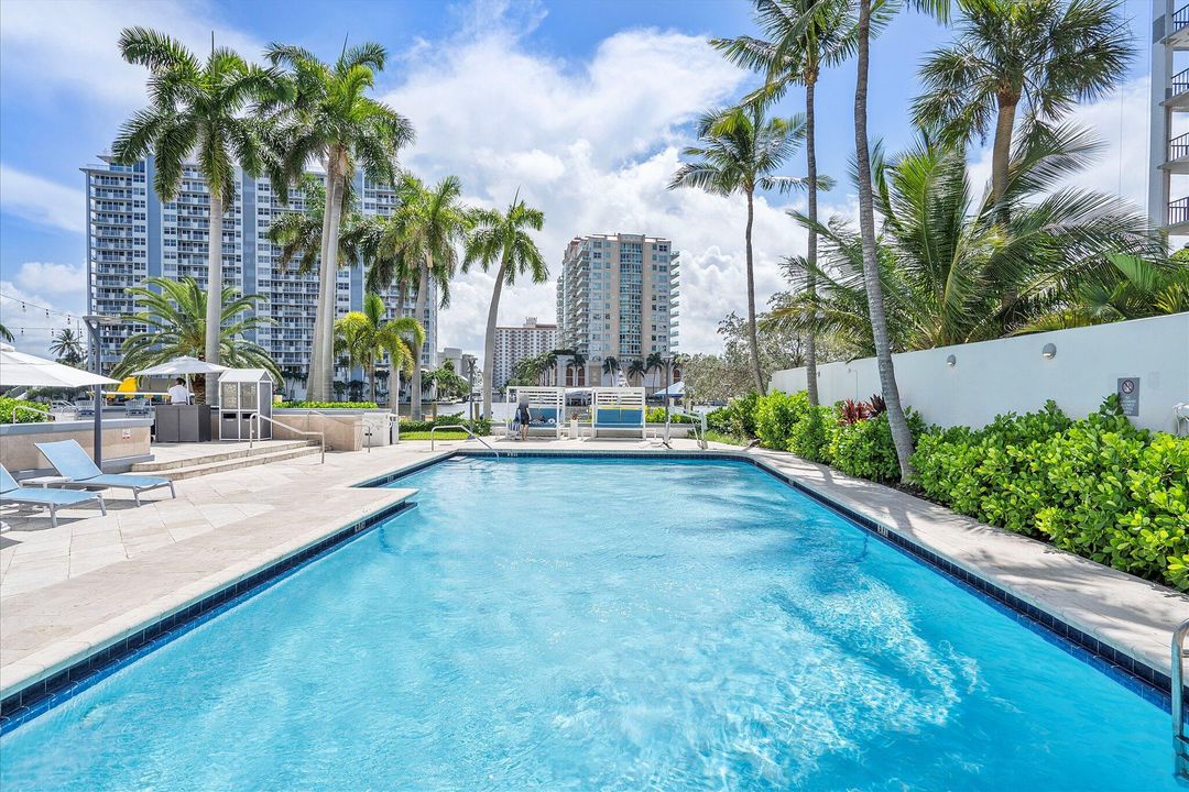 For Sale: $320,000 (2 beds, 2 baths, 836 Square Feet)