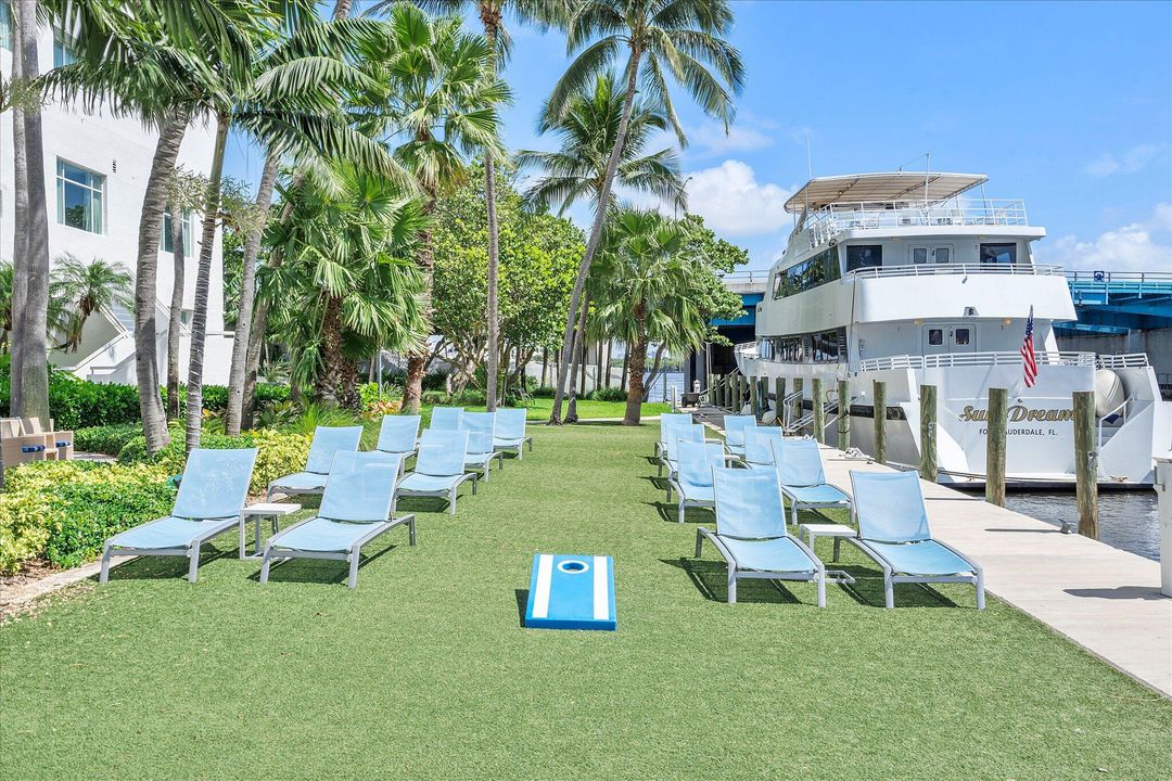 For Sale: $320,000 (2 beds, 2 baths, 836 Square Feet)