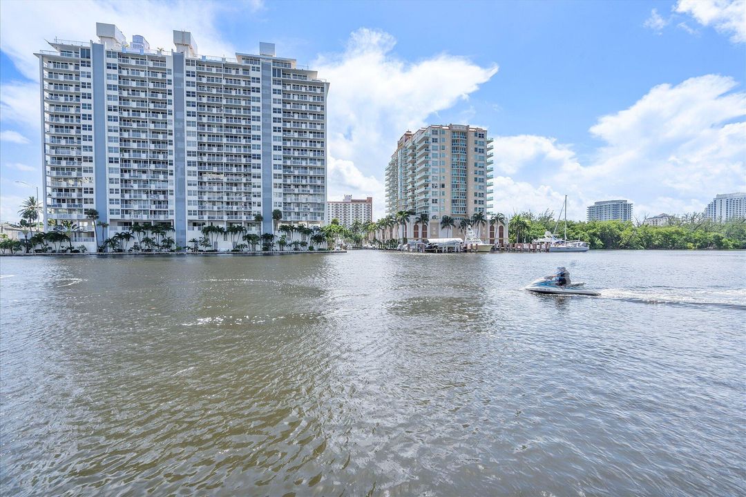 For Sale: $320,000 (2 beds, 2 baths, 836 Square Feet)