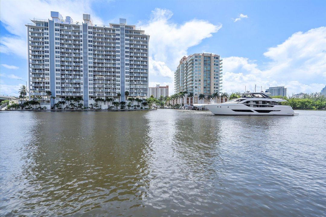 For Sale: $320,000 (2 beds, 2 baths, 836 Square Feet)