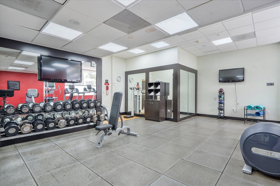 For Sale: $320,000 (2 beds, 2 baths, 836 Square Feet)