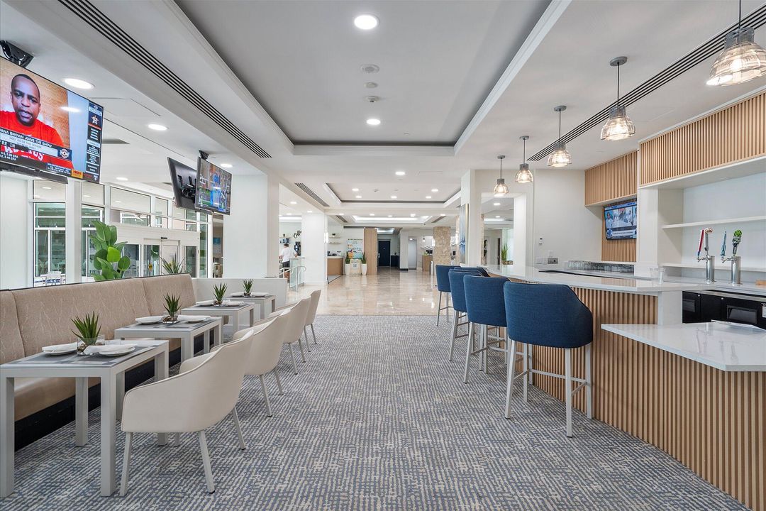 For Sale: $320,000 (2 beds, 2 baths, 836 Square Feet)