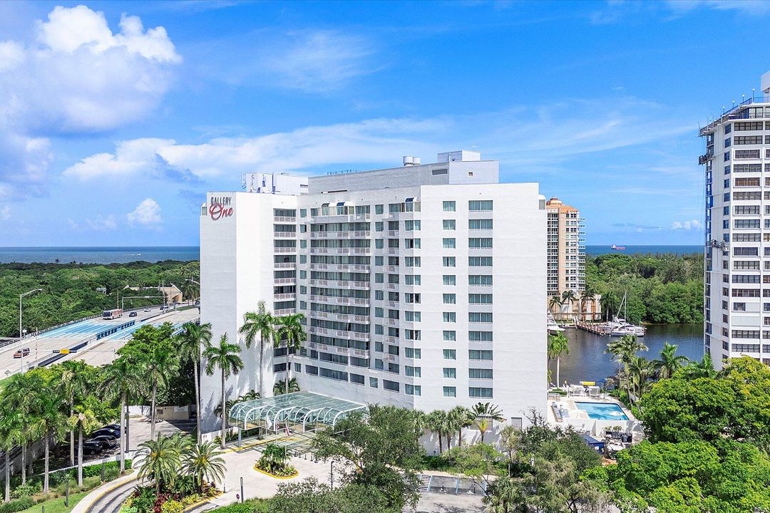 For Sale: $320,000 (2 beds, 2 baths, 836 Square Feet)