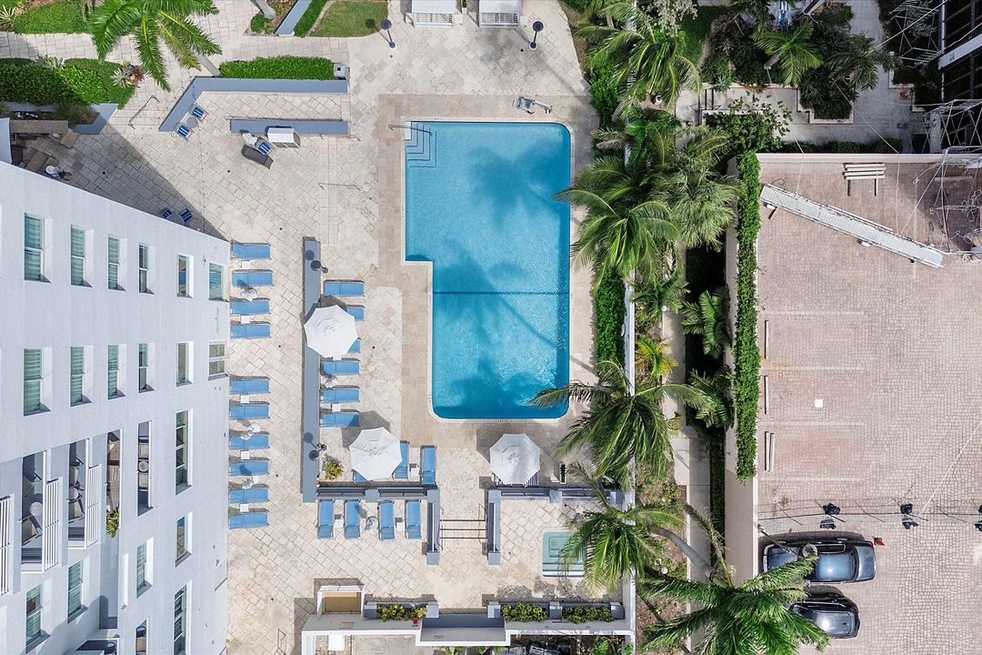 For Sale: $320,000 (2 beds, 2 baths, 836 Square Feet)