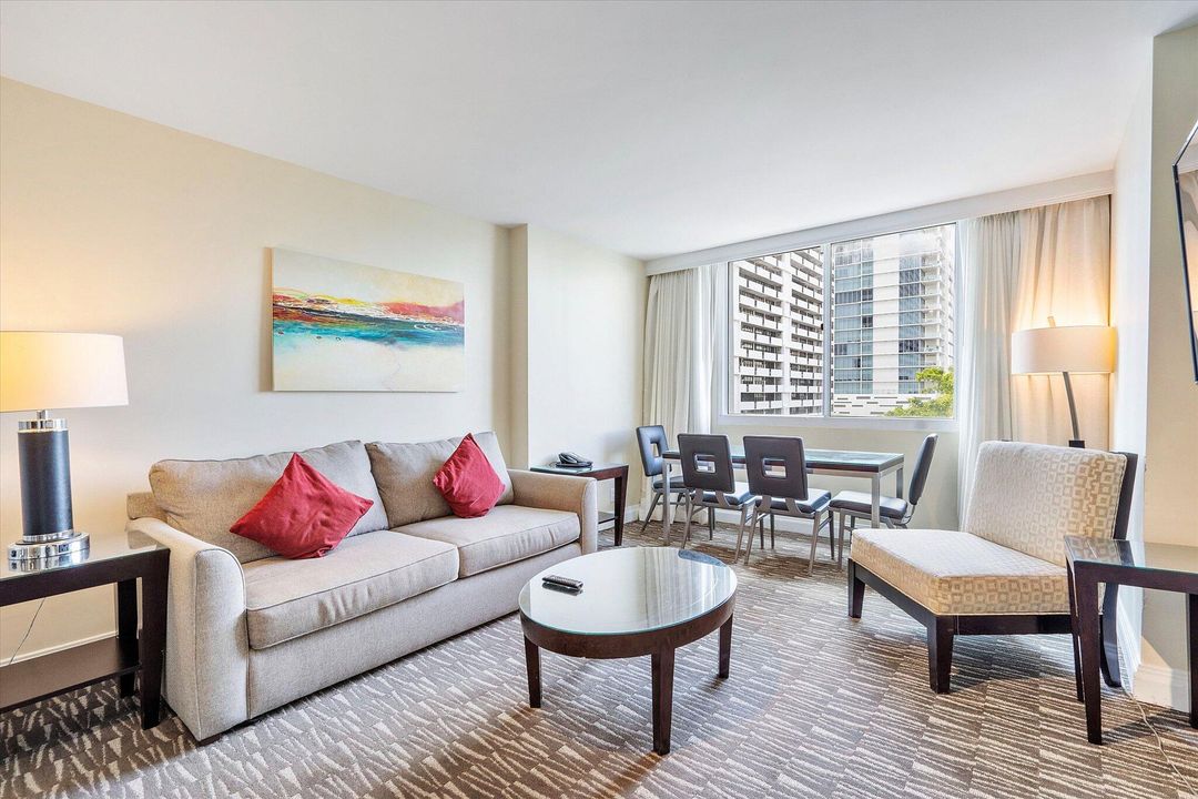 For Sale: $320,000 (2 beds, 2 baths, 836 Square Feet)