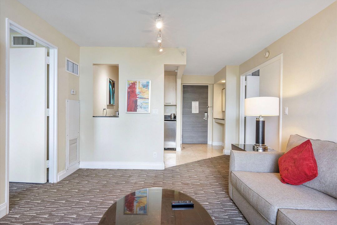 For Sale: $320,000 (2 beds, 2 baths, 836 Square Feet)