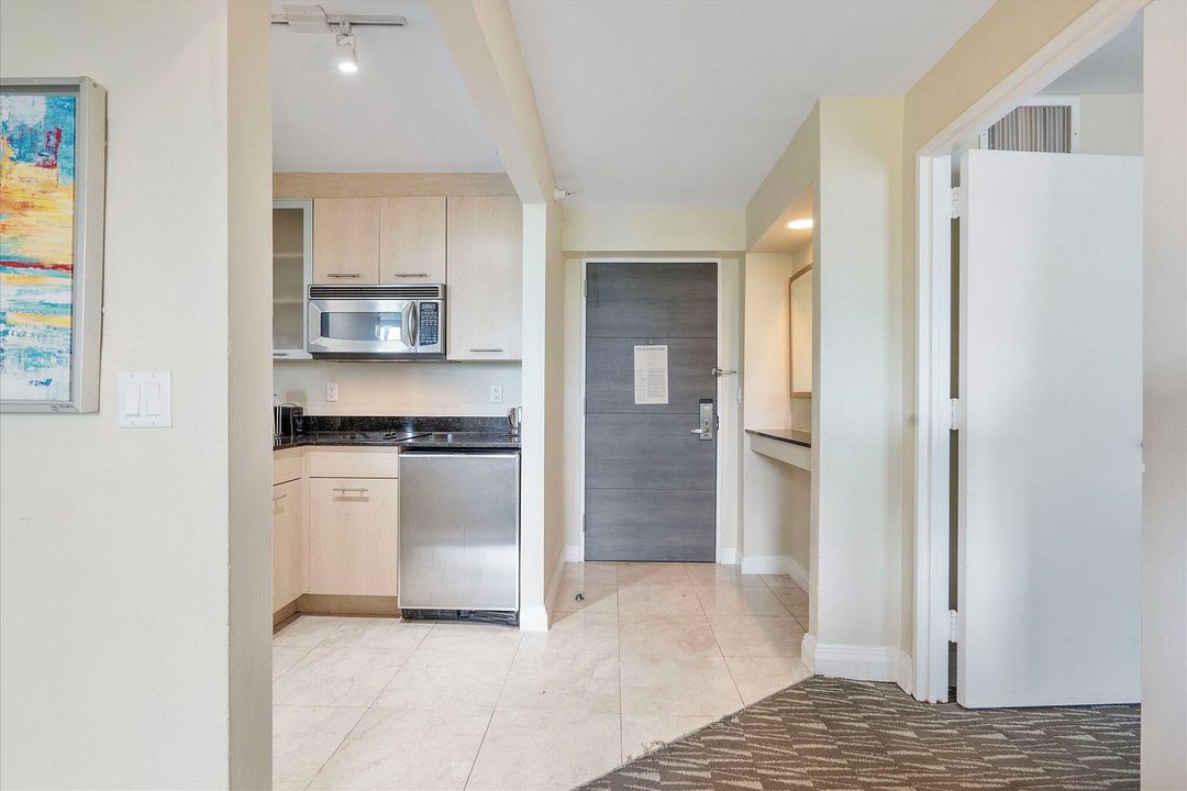 For Sale: $320,000 (2 beds, 2 baths, 836 Square Feet)