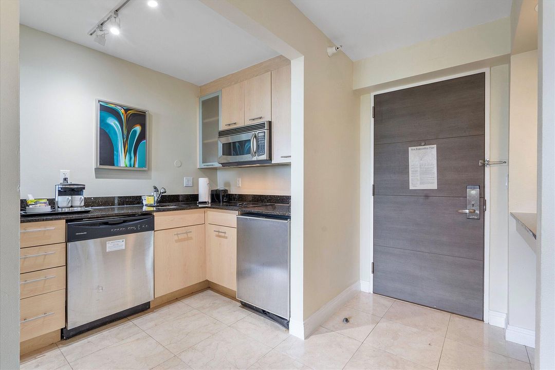 For Sale: $320,000 (2 beds, 2 baths, 836 Square Feet)