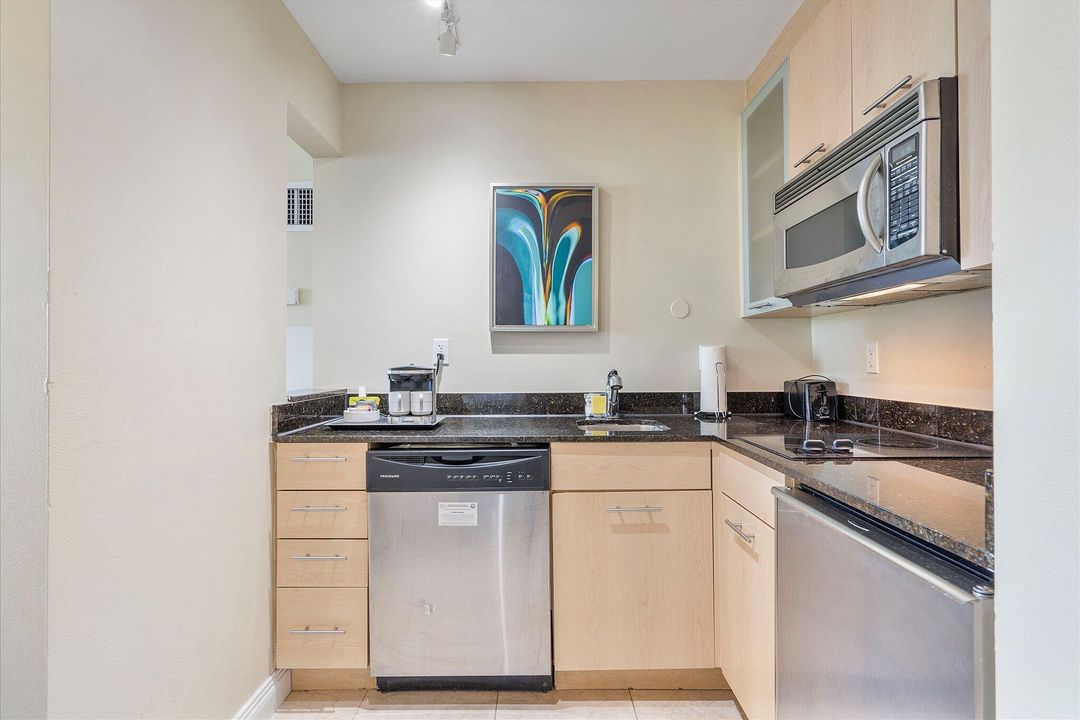 For Sale: $320,000 (2 beds, 2 baths, 836 Square Feet)