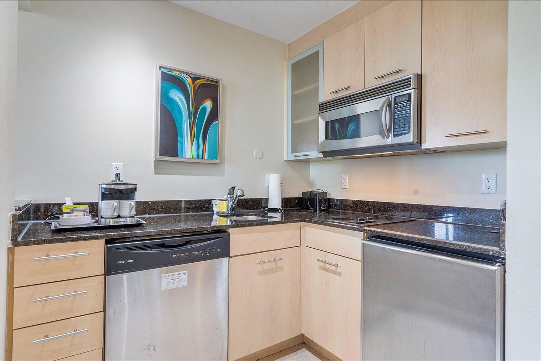 For Sale: $320,000 (2 beds, 2 baths, 836 Square Feet)