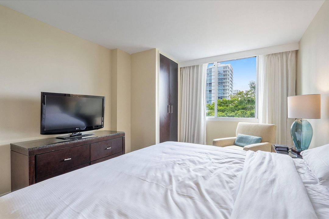 For Sale: $320,000 (2 beds, 2 baths, 836 Square Feet)